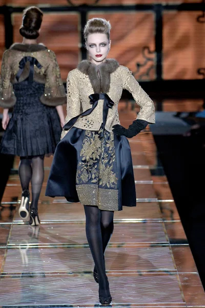Look 16